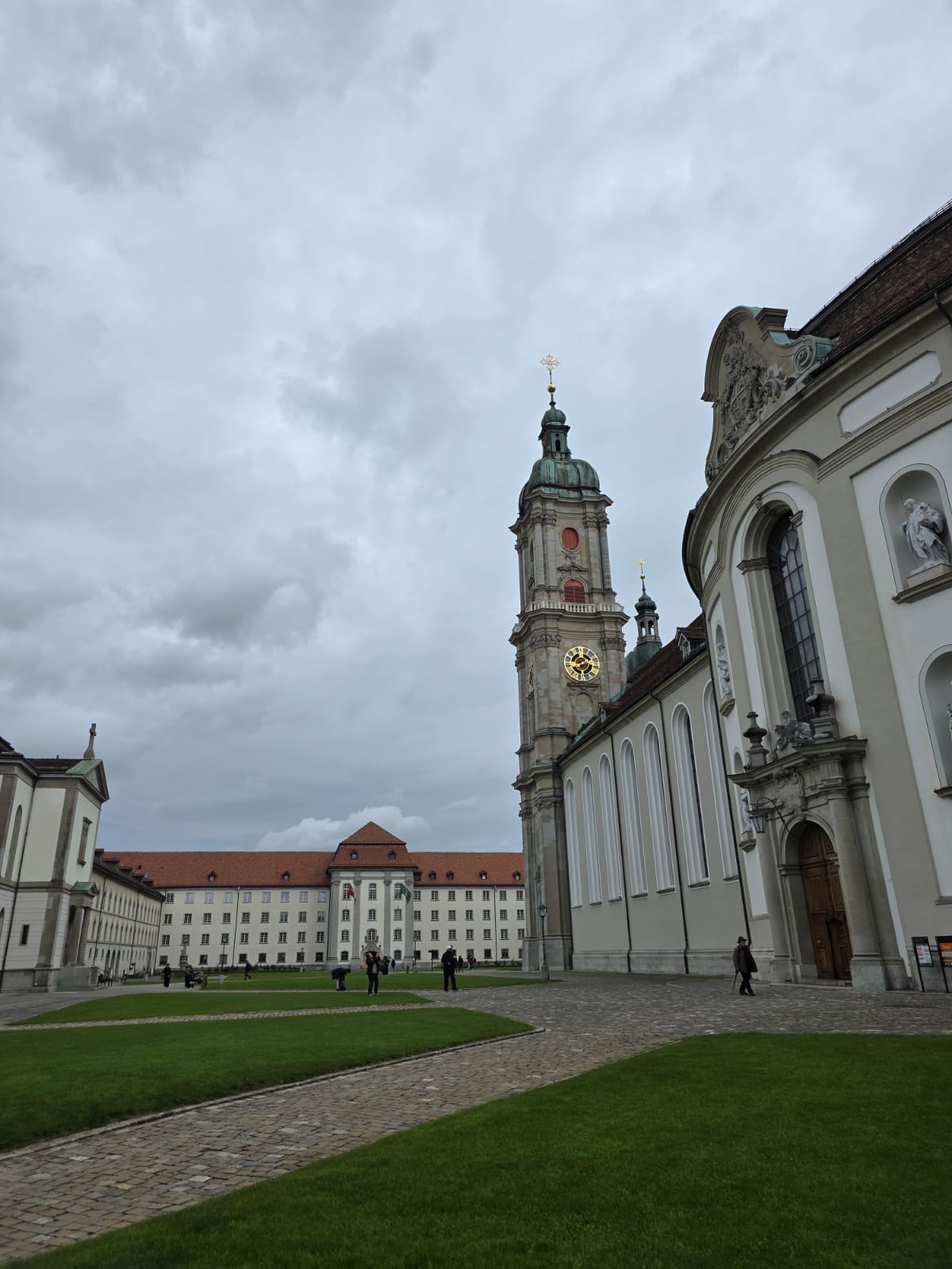 [Original] La catedral de sant Gallen me hace recordar que ser queer siempre ha sido un desafío por el entorno familiar profesional de trabajo, cultural y profundamente religioso cuando vivía en mi país de origen a ese desafío agregó hoy día ser una persona refugiada en un nuevo país, donde debo aprender un nuevo idioma, adaptandarme a una nueva cultura y en mi caso particular en el cantón donde vivo que es a simple vista bastante tradicional conservador y quizá no muy abierto para inmigrantes que además somos queer. [English] The cathedral of St. Gallen reminds me that being queer has always been a challenge due to the professional, cultural, and deeply religious environment of my family when I lived in my home country. Today, I add to that challenge the fact that I am a refugee in a new country, where I must learn a new language, adapt to a new culture and, in my particular case, to the canton where I live, which at first glance is quite traditional, conservative and perhaps not very open to immigrants who are also queer.