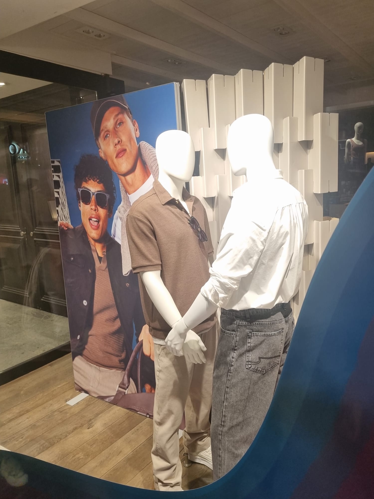 [Original] Ser trans, lesbiana gay o Queer no es una elección así como tampoco elegimos el lugar donde nacimos lo que ha acumulado una serie de experiencias que principalmente han afectado nuestras emociones, amor propio, nuestra salud mental y espiritual siendo nuestro mayor anhelo, el vivir sin temor a ser vistos por quien somos. [English] Being transgender, lesbian, gay, or queer is not a choice, just as we do not choose where we are born. This has led to a series of experiences that have mainly affected our emotions, self-esteem, and mental and spiritual health. Our greatest desire is to live without fear of being seen for who we are.