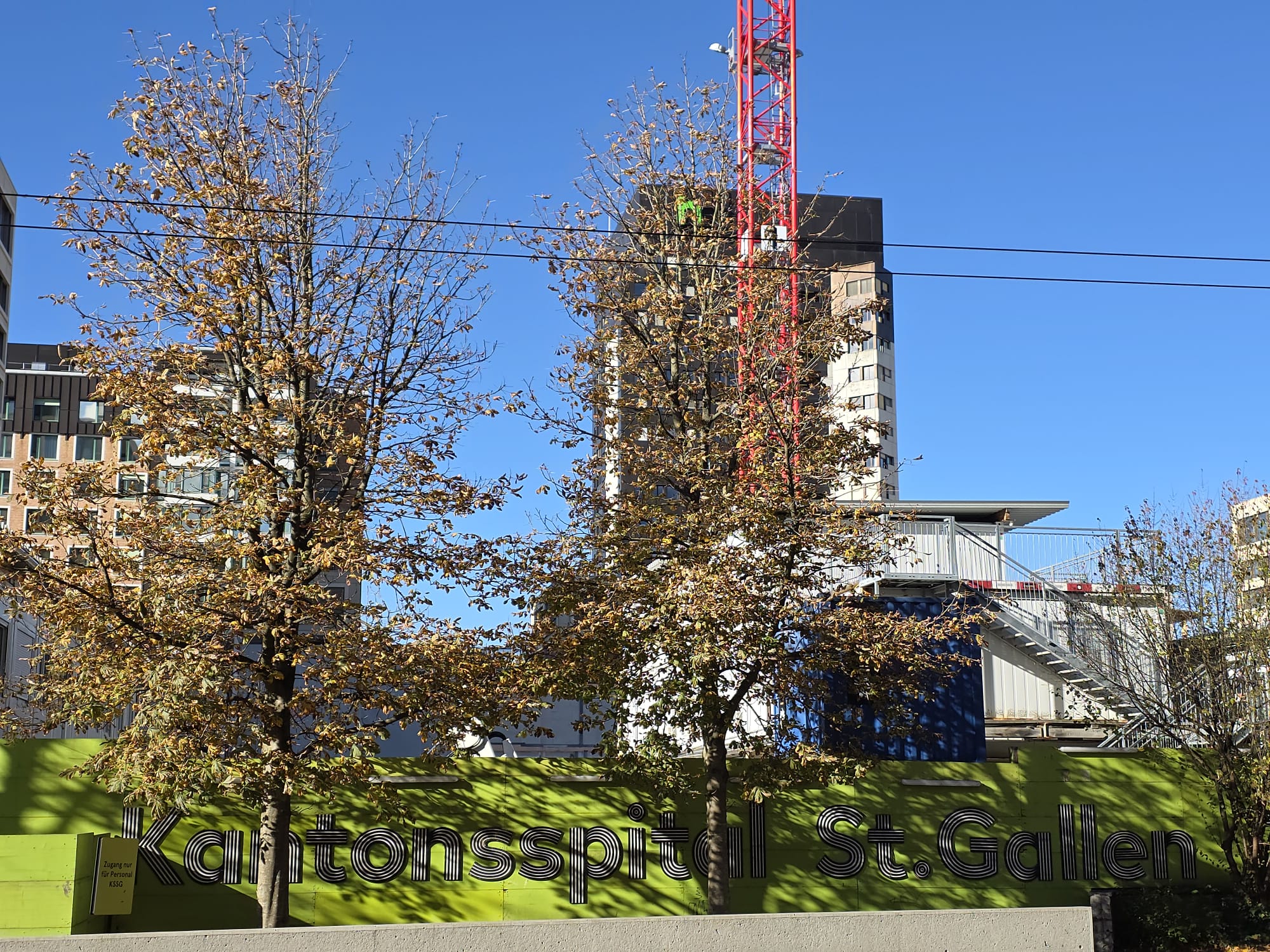 [Original] Ver el hospital del cantón de Sant Gallen trae a mi memoria gratos recuerdos, desde mi llegada a Suiza han cuidado de mi salud en diferentes áreas, un apoyo que indiscutiblemente es esencial para seguir viviendo. Estas instalaciones de varios edificios son más que una estructura de construcción ha sido un lugar donde me he sentido seguro sin discriminar que soy queer o inmigrante una realidad que con nostalgia dista a la de mi país de origen. [English] Seeing the hospital in the canton of St. Gallen brings back fond memories. Since my arrival in Switzerland, they have taken care of my health in different areas, providing support that is undoubtedly vital for me to continue living. These facilities, consisting of several buildings, are more than just a structure; they have been a place where I have felt safe, without discrimination for being queer or an immigrant, a reality that is nostalgically different from that of my country of origin.