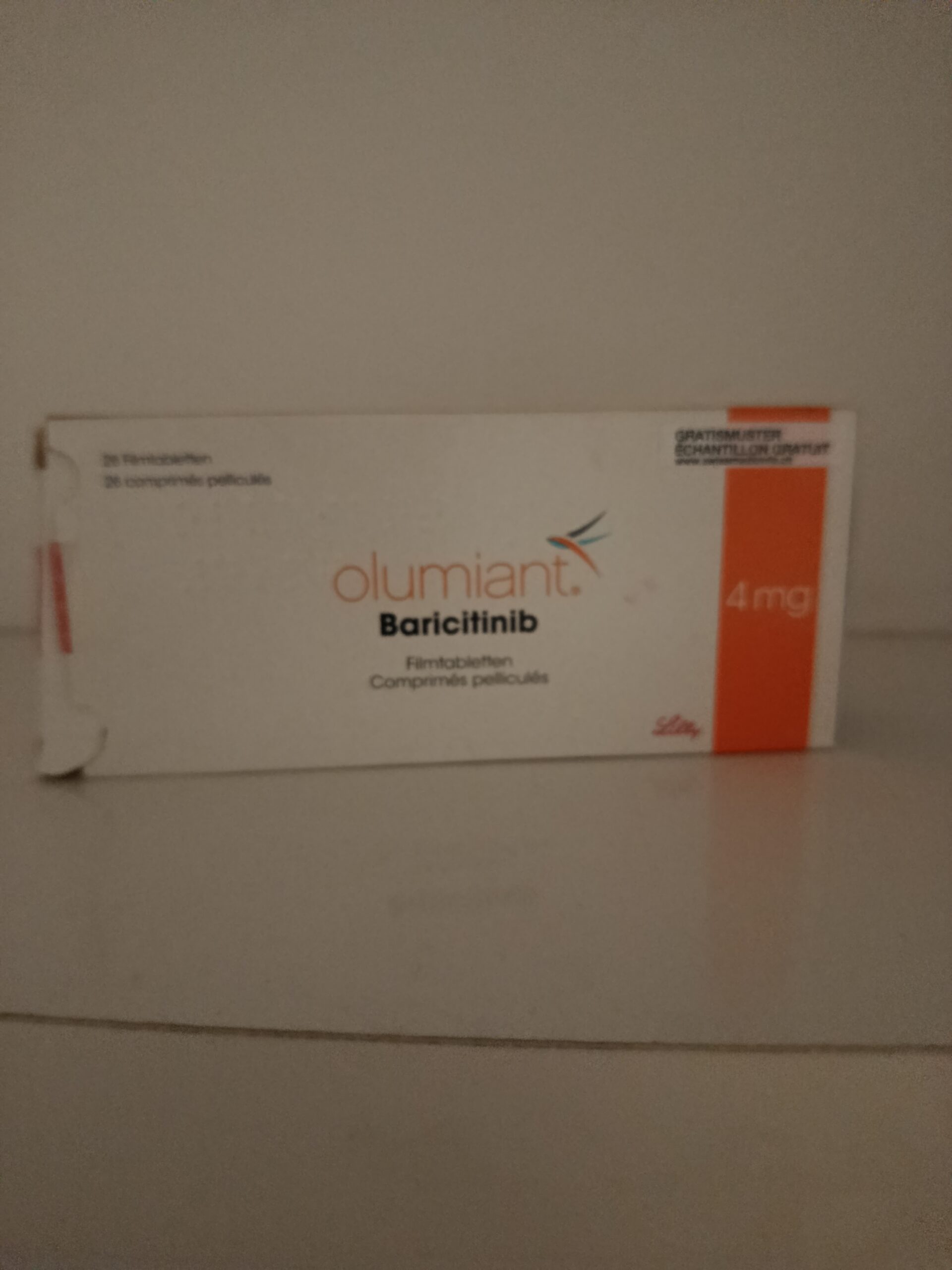 [Original] Bu fotoğraf, benim için sadece bir ilaç değil; aynı zamanda mülteci olarak sağlık sisteminde yaşadığım zorlukların sembolü. Kampta saçkıran hastalığı tedavisine ihtiyacım olduğunu söylediğimde, süreç yavaş ilerledi, aile doktoruna yönlendirildim ve cildiye randevusu aylar sonra verildi. Kortizon tedavisi yetersiz kaldı, bu ilacı almam geretigi söylendi. Fakat sigorta ve bürokratik süreçler nedeniyle Olumiant’a ulaşmam yaklaşık iki yıl sürdü. Bu süreç, mülteci olmanın ve sağlık sistemine erişimde yaşanan gecikmelerin ruhsal ve fiziksel sağlığımı nasıl etkilediğini gösteriyor. Şu anda hâlâ ilaca kolay ulaşamamak, benim için güvenli ve saygı gören bir sağlık deneyimi yaşamanın önündeki bir engel. [English] This photo isn't just a medicine for me; it's a symbol of the challenges I face in the healthcare system as a refugee. When I reported needing treatment for ringworm in the camp, the process was slow. I was referred to my family doctor, and an appointment with a dermatologist was scheduled months later. Cortisone treatment proved insufficient, and I was told I needed this medication. However, due to insurance and bureaucratic procedures, it took me nearly two years to reach Olumiant. This process demonstrates how being a refugee and the delays in accessing the healthcare system affect my mental and physical health. Currently, not having easy access to medication is an obstacle to a safe and respectful healthcare experience. 