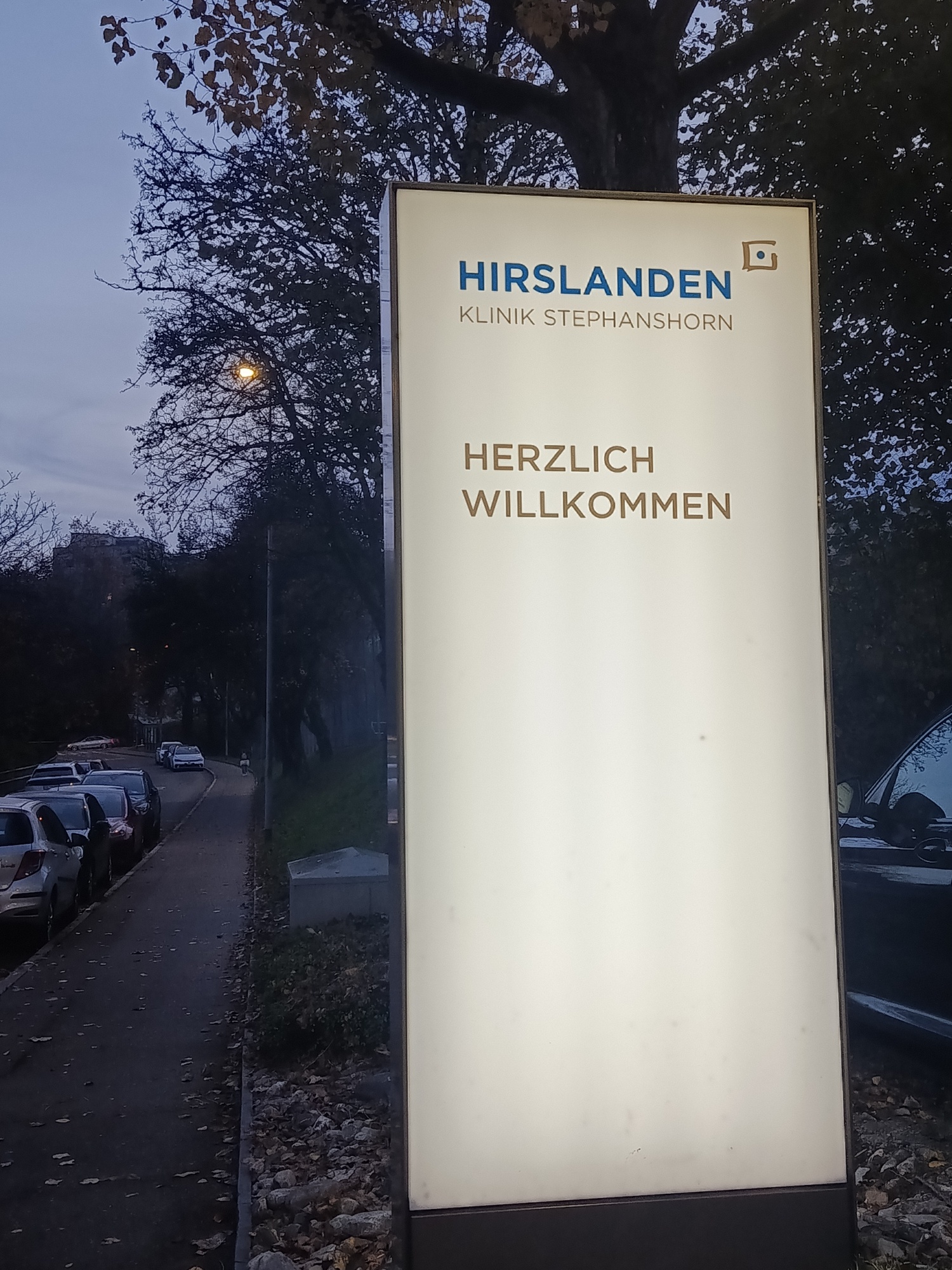 [Original] Cümle: “Herzlich willkommen” tabelesi, bu kliniği bana ait hissettiren ilk sıcak karşılama oluyor. [English] The sentence: “Herzlich willkommen” sign is the first warm welcome that makes me feel like this clinic belongs to me. 