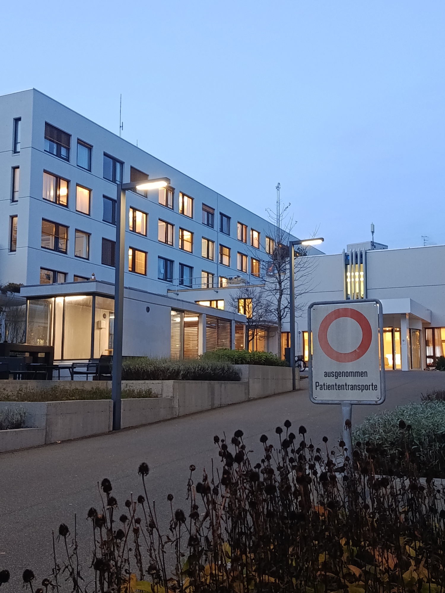 [Original] Kelime: Güven Cümle: Bu binanın önündeki ışıklar, Endokrinoloji Doktorumun randevularda bana verdiği güveni simgeliyor. [English] Word: Trust Sentence: The lights in front of this building symbolize the trust my Endocrinologist gives me during appointments. 