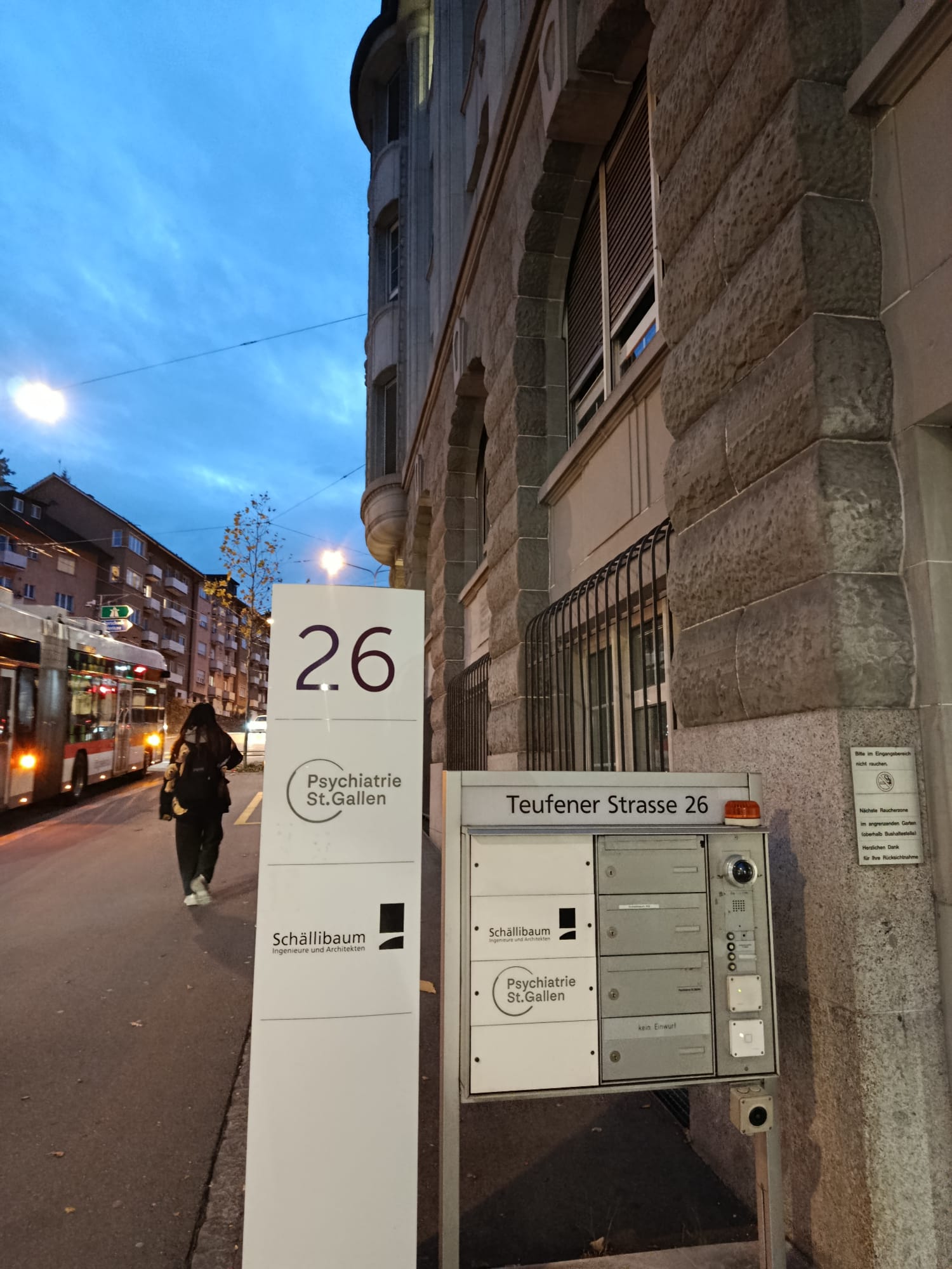 [Original] Burası benim için sadece bir adres değil: bir yabancı ülkede ‘anlaşıldığımı’ ilk kez hissettiğim yer. Psikoloğumun biseksüel oluşu ve trans bireyler üzerine uzmanlaşmış olması, beni ilk defa ‘yanlış beden, yanlış ülke, yanlış kimlik’ gibi etiketler olmadan görmesine izin verdi. Birçok mülteci danışman, sağlık sisteminde yanlış anlaşılmaktan ve önyargıdan şikayet ederken; benim burada bir kadın olarak, bir trans birey olarak, bir mülteci olarak duyulmam bir şans gibi. Bu kapıdan her girişimde, içerdeki odanın bana nefes aldıracağını biliyorum. Bu klinikte depresyonla mücadele eden yatılı hastalar da var. Belki de bu sokak, hepimizin farklı acılarını aynı çatı altında taşıdığı bir buluşma noktası. [English] This isn't just an address for me: it's the place where I first felt understood in a foreign country. My psychologist's bisexuality and specialization in transgender individuals allowed him to see me for the first time without labels like 'wrong body, wrong country, wrong identity.' While many refugee counselors complain of misunderstanding and prejudice in the healthcare system, it feels like a blessing to be heard here as a woman, a transgender person, a refugee. Every time I walk through this door, I know the room inside will give me a breath of fresh air. This clinic also has inpatients struggling with depression. Perhaps this street is a meeting point where we all carry our different pains under one roof.