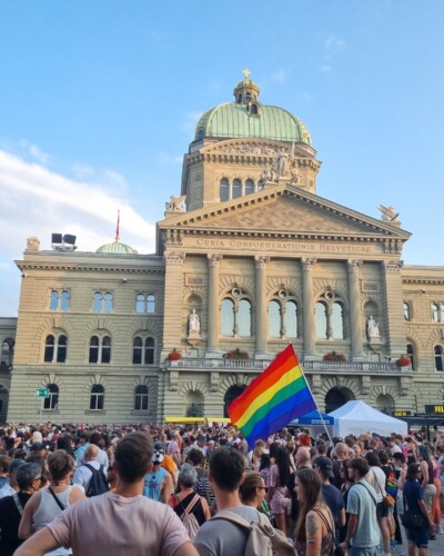 [Original] Que existan leyes más humanas inclusivas y sensibles a la realidad de las personas refugiadas de las personas queer desde nuestra llegada y durante el proceso de integración que particularmente en el sistema de asilo quiebra e incluso re victimiza entre muchos aspectos por causa del retardo burocrático que nos hace sentir personas de inferior categoría en la sociedad. [English] There should be more humane laws that are inclusive and sensitive to the reality of queer refugees from the moment we arrive and throughout the integration process, which, particularly in the asylum system, fails and even re-victimizes us in many ways due to bureaucratic delays that make us feel like second-class citizens in society.  
